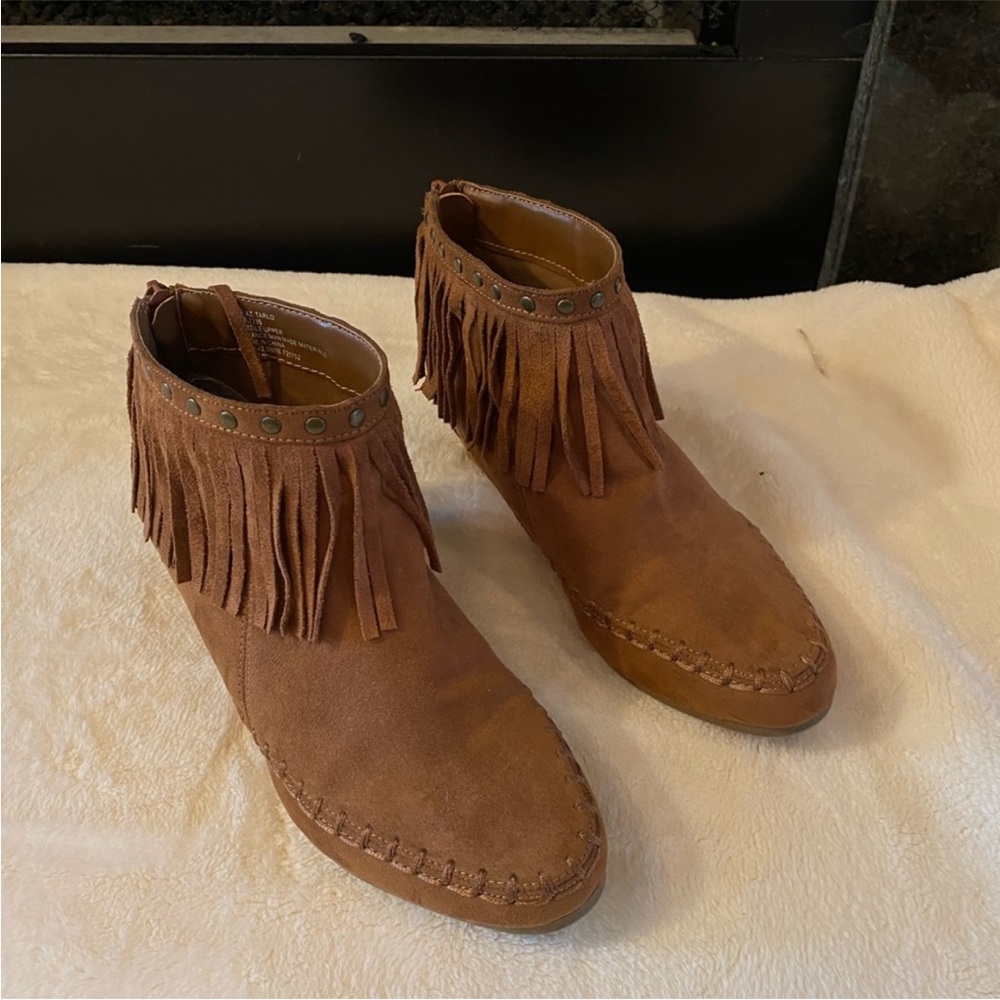 Arizona Women’s ankle booties, Size 6